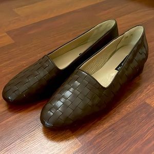 Unisa vintage women's dark brown genuine leather woven slip on loafers size 7